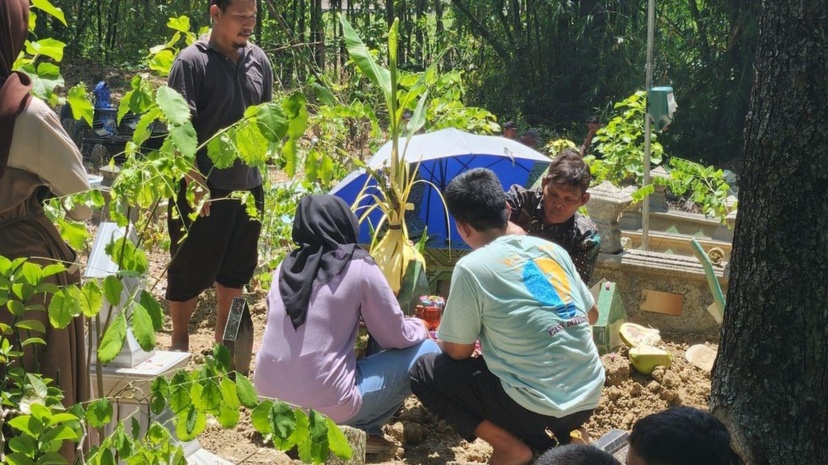 PEMBULLYAN - Orangtua Angga, Sawendra (38) dan Ike Purwitasari (34) mengantar jenazah anak sulungnya itu ke peristirahatan terakhir di Pemakaman Umum, Dusun Muneng, Desa Ledokdawan, Kecamatan Geyer, Kabupaten Grobogan, Jawa Tengah, Minggu (12/10/2025) pagi.