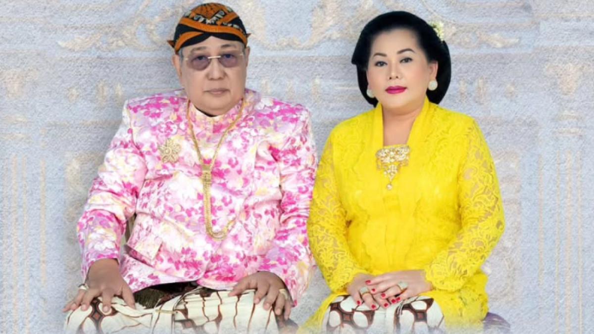 SOSOK PERMAISURI RAJA - PB XIII memiliki permaisuri bernama Asih Winarni atau GKR Pakubuwana. Mereka dikaruniai 1 anak laki-laki yakni KGPAA Hamangkunegara Sudibya Rajaputra Narendra Mataram.