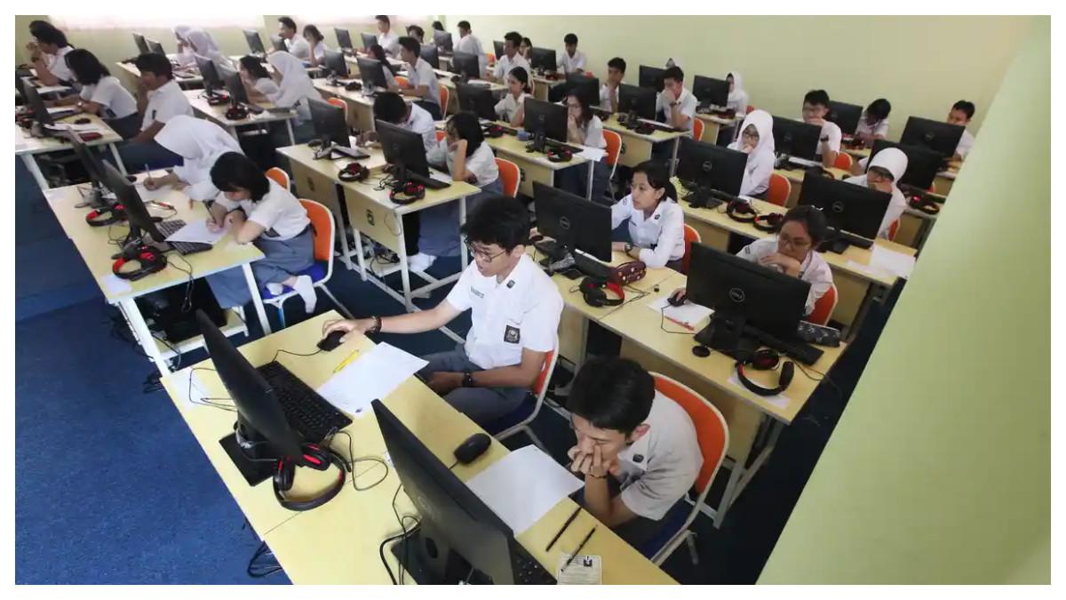 SOAL PAS SMA - Sejumlah siswa kelas 12 mengerjakan soal pada Ujian Sekolah Berstandar Nasional Berbasis Komputer (USBN-BK), di SMA Negeri 5, Jalan Belitung, Kota Bandung, Senin (20/3/2017). Simak kumpulan contoh soal PAS/SAS/ASAS PJOK kelas 12 semester 1 lengkap dengan kunci jawabannya.