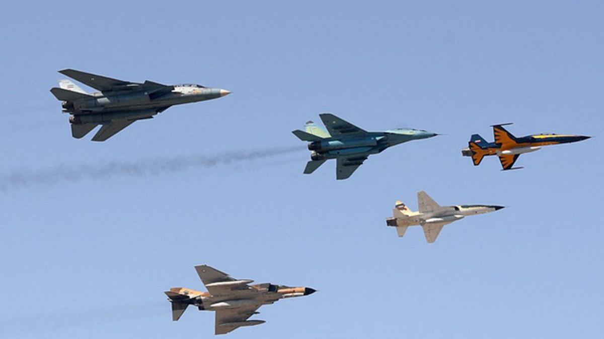 PESAWAT IRAN - Deretan jet tempur Iran terbang saat HUT Militer pada 18 April 2022 di langit Teheran. Dari kiri ke kanan: F-14 Tomcat, F-4 Phantom, MiG-29, dan F-5 Tiger.
