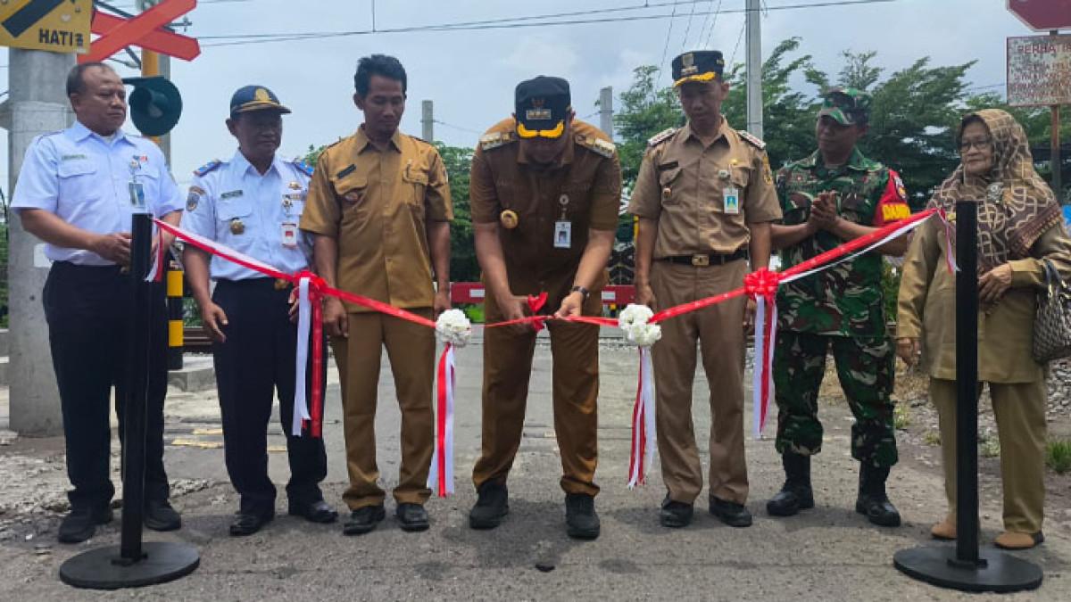PERLINTASAN KA KLATEN - Palang pintu perlintasan sebidang kereta api (KA) legendaris di kawasan Mbah Ruwet, Desa Pokak, Kecamatan Ceper, Klaten resmi beroperasi, pada Selasa (21/10/2025).