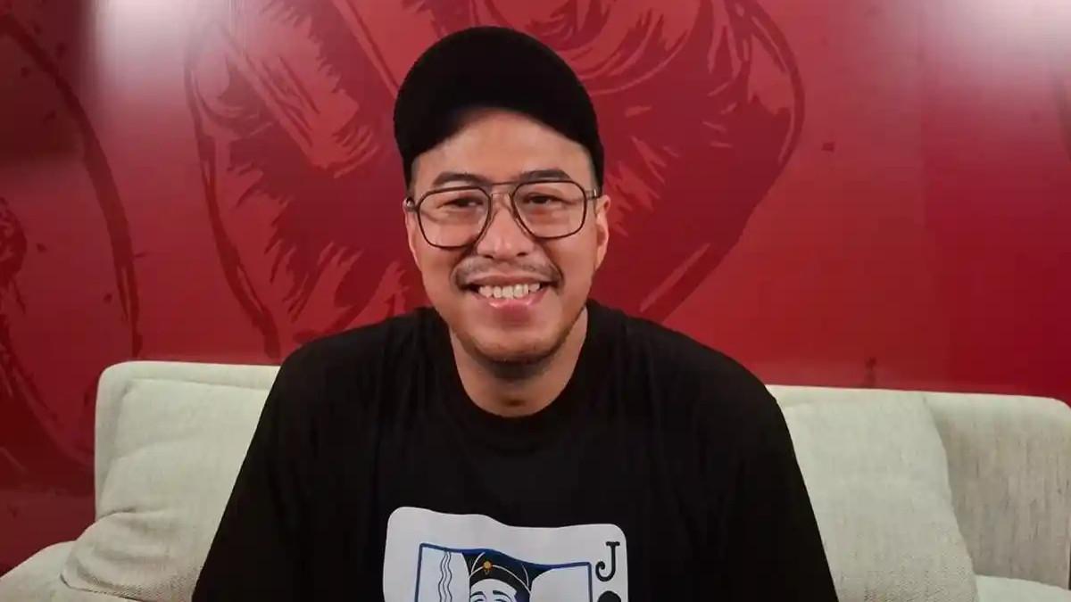 PANDJI TORAJA - Pandji Pragiwaksono jelaskan soal hukuman adat yang kabarnya diberikan padanya terkait materi standup di tahum 2013. Pandji Pragiwaksono di kawasan Wijaya, Jakarta Selatan, Kamis (13/11/2025).