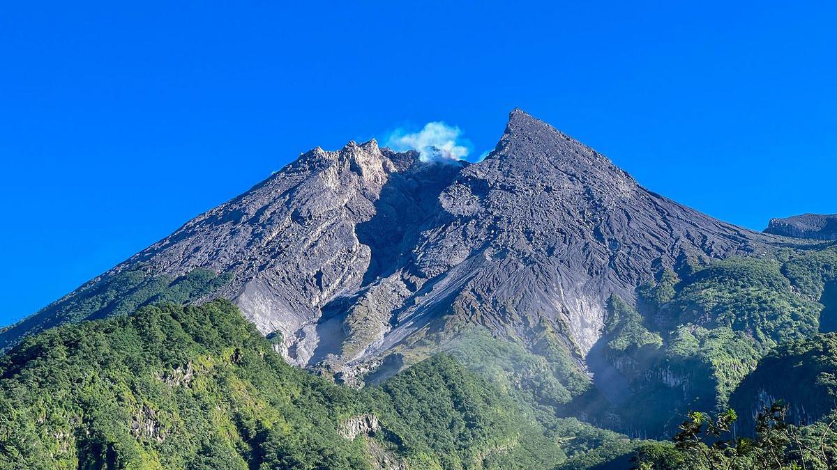 WISATA KLATEN - Panorama Puncak Merapi dari Wisata Deles Indah di Klaten.(KOMPAS.com/ANGGARA WIKAN PRASETYA)