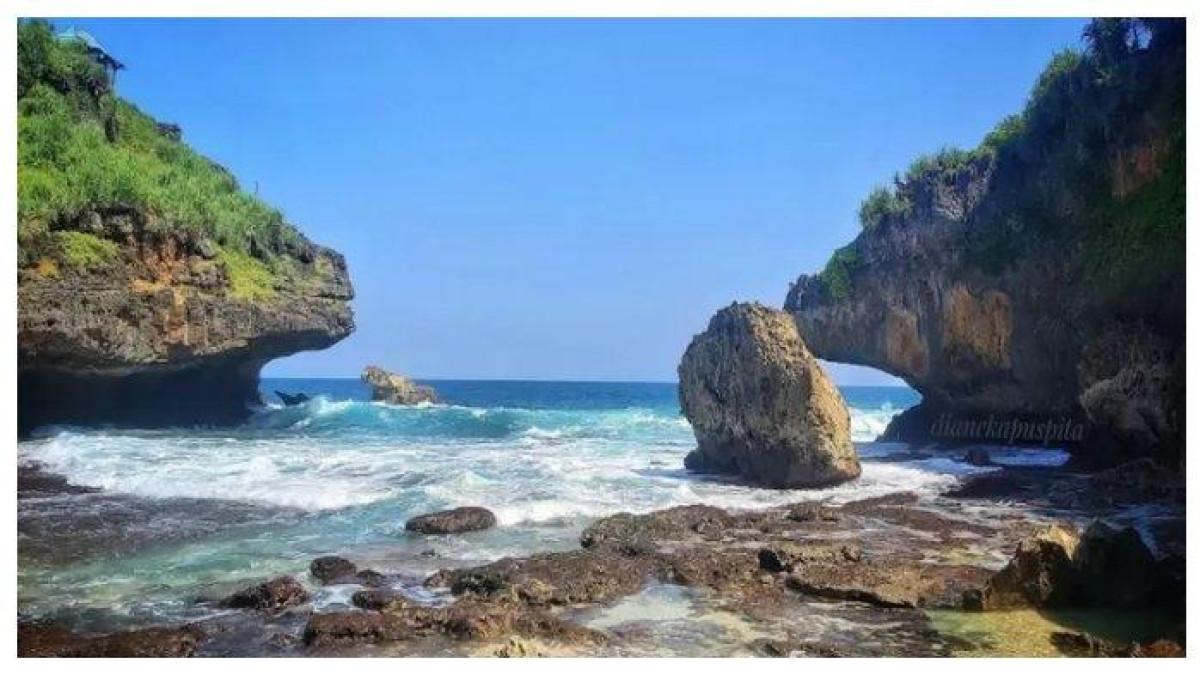 PANTAI NGLIMUN - Pantai Nglimun diapit oleh tebing karst yang menjadi ciri khas Pantai Selatan Jawa.