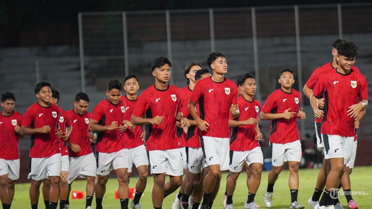 OFFICIAL TRAINING - Para pesepak bola Timnas U23 Indonesia menjalani latihan di Stadion Gelora 10 November, Surabaya, Selasa (2/9/2025) sore. Ini adalah latihan terakhir Timnas U23 Indonesia sebelum bertanding melawan Laos pada kualifikasi Piala Asia U23 2026. Grup J.