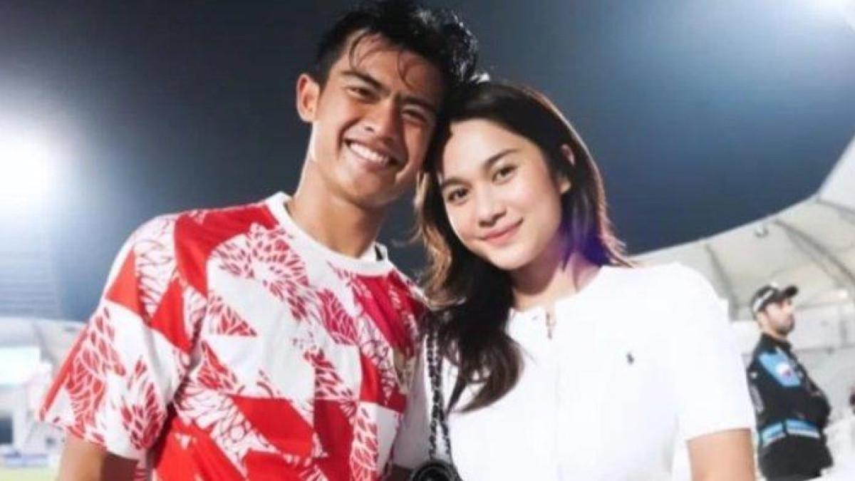 ARHAN DAN AZIZAH - Pasangan pemain sepak bola Indonesia Pratama Arhan dan selebgram Azizah Salsha atau Zize sedang hangat diperbincangkan publik. Pesepakbola Pratama Arhan dan Azizah Salsha di Stadion Abdullah Bin Khalifa, Qatar, Senin (22/4/2024).