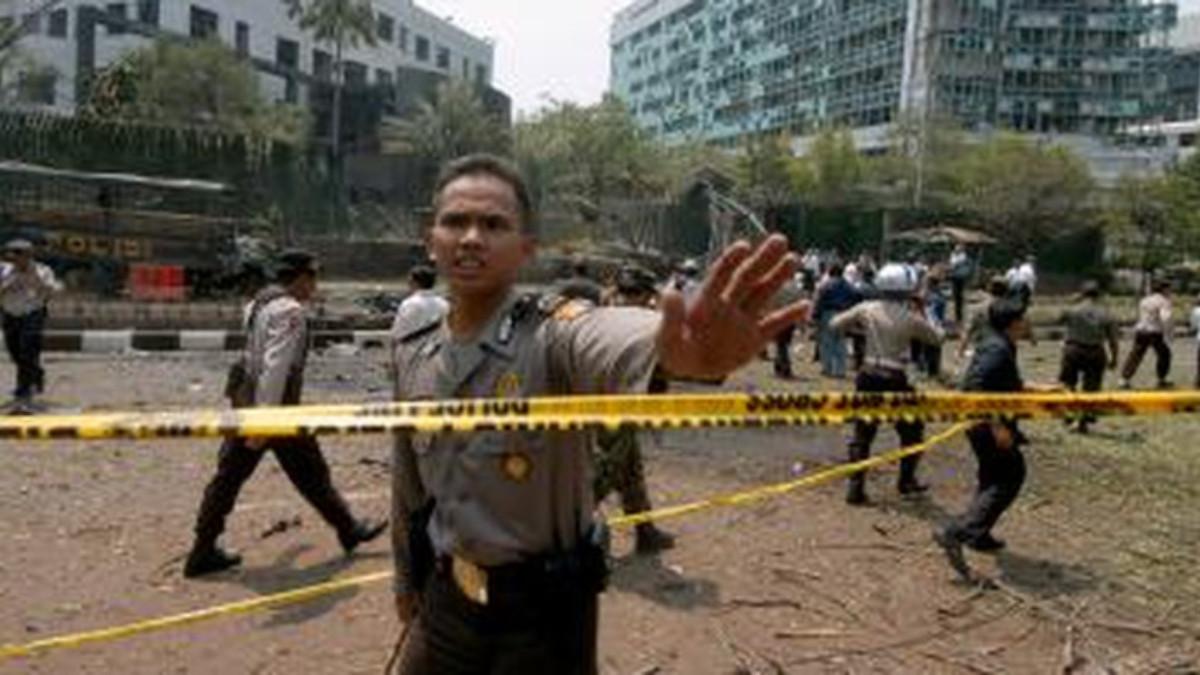 JEJAK PERISTIWA - Pasca-ledakan bom di depan Gedung Kedubes Australia, Kuningan, Jakarta Selatan, 9 September 2004.
