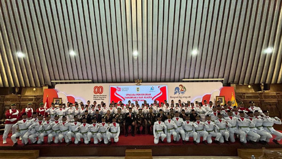 PASKIBRAKA KLATEN - Sebanyak 75 anggota Paskibraka Kabupaten Klaten tahun 2025 berfoto bersama Forkopimda Klaten di Pendopo Pemkab Klaten, Jumat (15/8/2025).