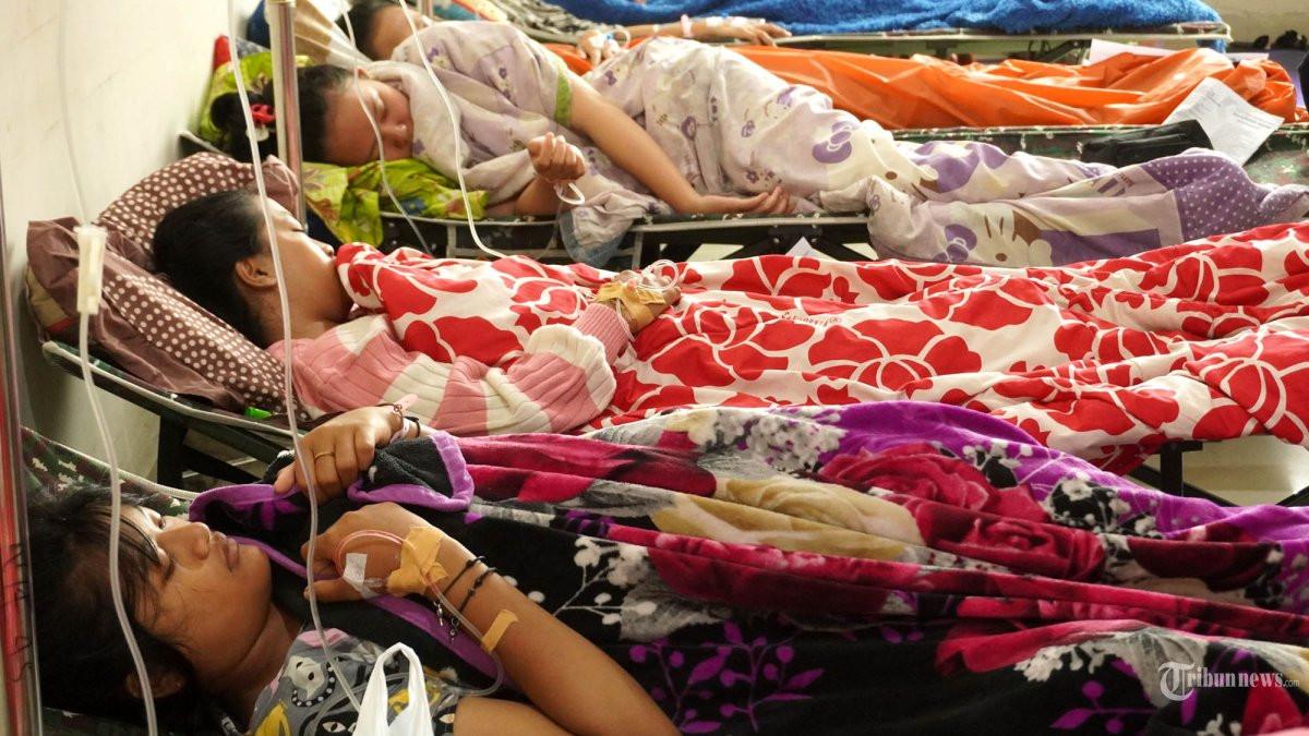 PERAWATAN KORBAN - Pelajar korban keracunan Makanan Bergizi Gratis (MBG) dirawat di Rumah Sakit Umum Daerah (RSUD) Cililin, Kecamatan Cililin, Kabupaten Bandung Barat, Jawa Barat, Kamis (25/9/2025). Korban keracunan MBG terjadi di Kecamatan Cipongkor dan Cihampelas sejak Senin (22/9/2025) hingga Kamis (25/9/2025), mencapai lebih dari 1.200 orang. Menurut WHO ada lima hal yang bisa dideteksi di laboratorium untuk menilai sebuah kasus keracunan makanan, termasuk dalam kasus MBG.
