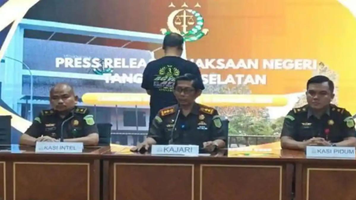 PENIPUAN KE WARGA - Konferensi pers penangkapan jaksa gadungan di Kantor Kejari Tangsel, Tangerang Selatan, Banten, Kamis (13/11/2025). Pelaku TRM ternyata seorang mantan jaksa yang dipecat pada 2009 silam. TRM melancarkan aksinya menipu warga.