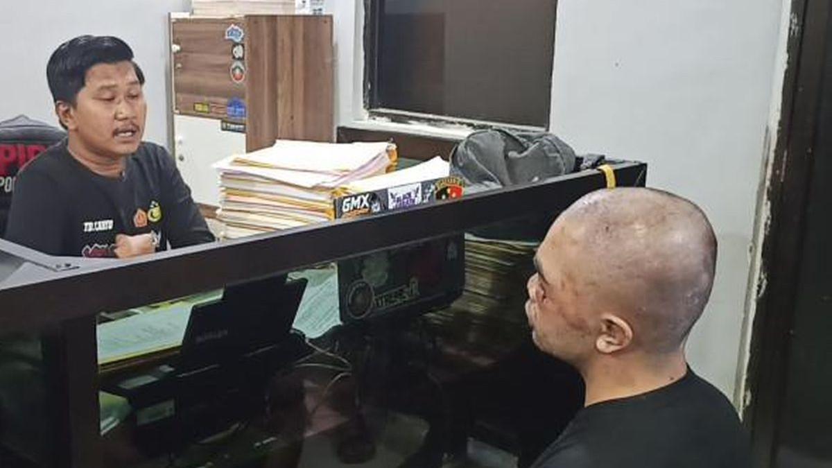 PENIPUAN - Pelaku penipuan (pelontos) saat diperiksa penyidik Reskrim Polres Pinrang, Sulsel. Terungkap saat akad nikah, pelaku dikeroyok warga.