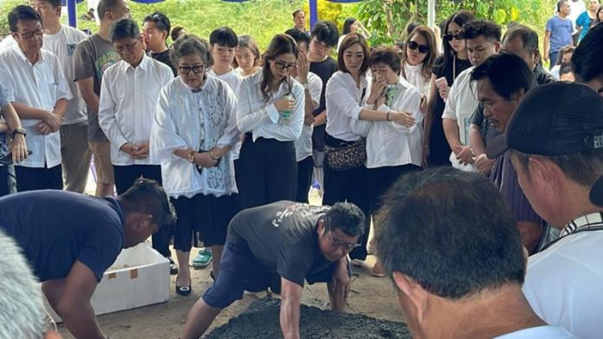 PENGUBURAN - Pelayat memadati tenda biru putih di Pekuburan Sentosa Maumbi, Minahasa Utara, Sabtu (9/8/2025). Suasana haru terasa saat prosesi pemakaman mendiang Joel Tanos