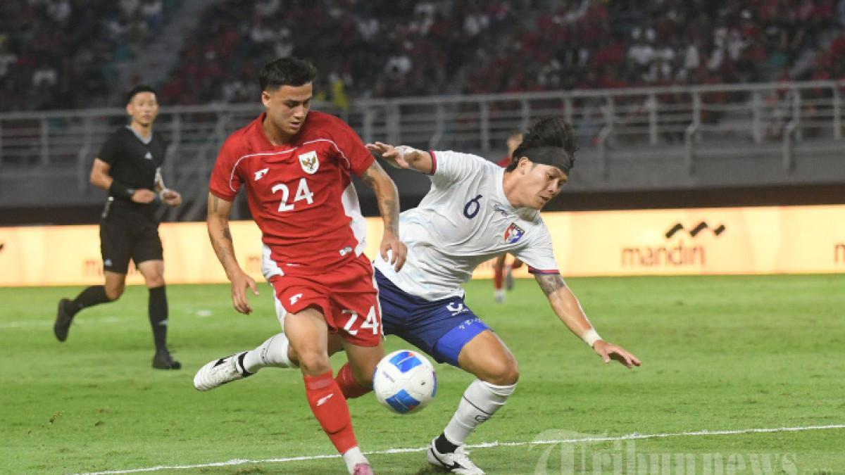 KUASAI BOLA - Pemain Timnas Indonesia Reijnders (24) berebut bola dengan pemain China Taipei Chao Ming Hsiu (6) pada laga yang berlangsung Stadion Gelora Bung Tomo (GBT) Surabaya, Jumat (5/9/2025). Hasil Pertandingan Timnas Indonesia vs China Taipei pada laga FIFA Matchday ini berakhir kemenangan Timnas Indonesia dengan skor akhir 6-0.