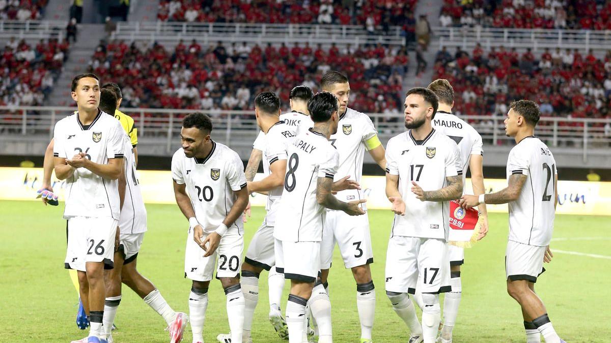KABAR TIMNAS - Pemain timnas Indonesia usai foto bersama jelang laga FIFA Matchday melawan Lebanon yang berakhir dengan skor 0-0 di Stadion Gelora Bung Tomo Surabaya, Jawa Timur, Senin (8/9/2025) malam.