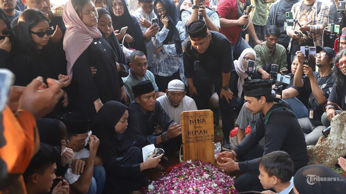 PEMAKAMAN MPOK ALPA - Suasana pemakaman komedian Nina Carolina atau lebih dikenal Mpok Alpa di Pemakaman Persari, Jakarta Selatan, Jumat (15/8/2025). Aji Darmaji akhirnya ziarah ke makam mendiang istrinya, Mpok Alpa setelah tujuh hari meninggal