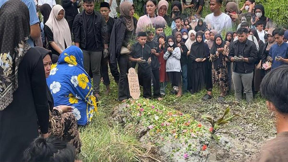 SELEBGRAM TEWAS KECELAKAAN - Sejumlah keluarga dan kerabat, dan teman sejawat Oca Fahira membacakan doa setelah prosesi pemakaman di TPU Gunung Gajah, Desa Gugah Sejahtera, Kecamatan Pemangkat, Kabupaten Sambas, Rabu 1 Oktober 2025.