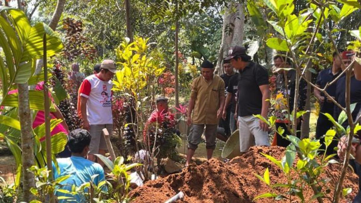 DUGAAN PERUNDUNGAN - Pembongkaran makam bocah 9 tahun di Wonosobo yang diduga menjadi korban perundungan di sekolah, Kamis (9/10/2025). Proses ekshumasi dilakukan untuk mengungkap penyebab pasti kematian terhadap TA.