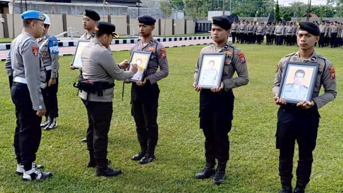 PEMECATAN POLISI BLITAR - Kapolres Blitar, AKBP Arif Fazlurrahman mencoret tanda silang pada foto anggota yang mendapat sanksi PTDH (Pemberhentian Tidak Dengan Hormat) dalam sebuah upacara di halaman Mapolres Blitar, Jawa Timur, Jumat (10/10/2025). Keempat anggota yang mendapat sanksi PTDH ini, terbukti melakukan pelanggaran berat mulai terlibat penyalahgunaan narkoba dan disersi.