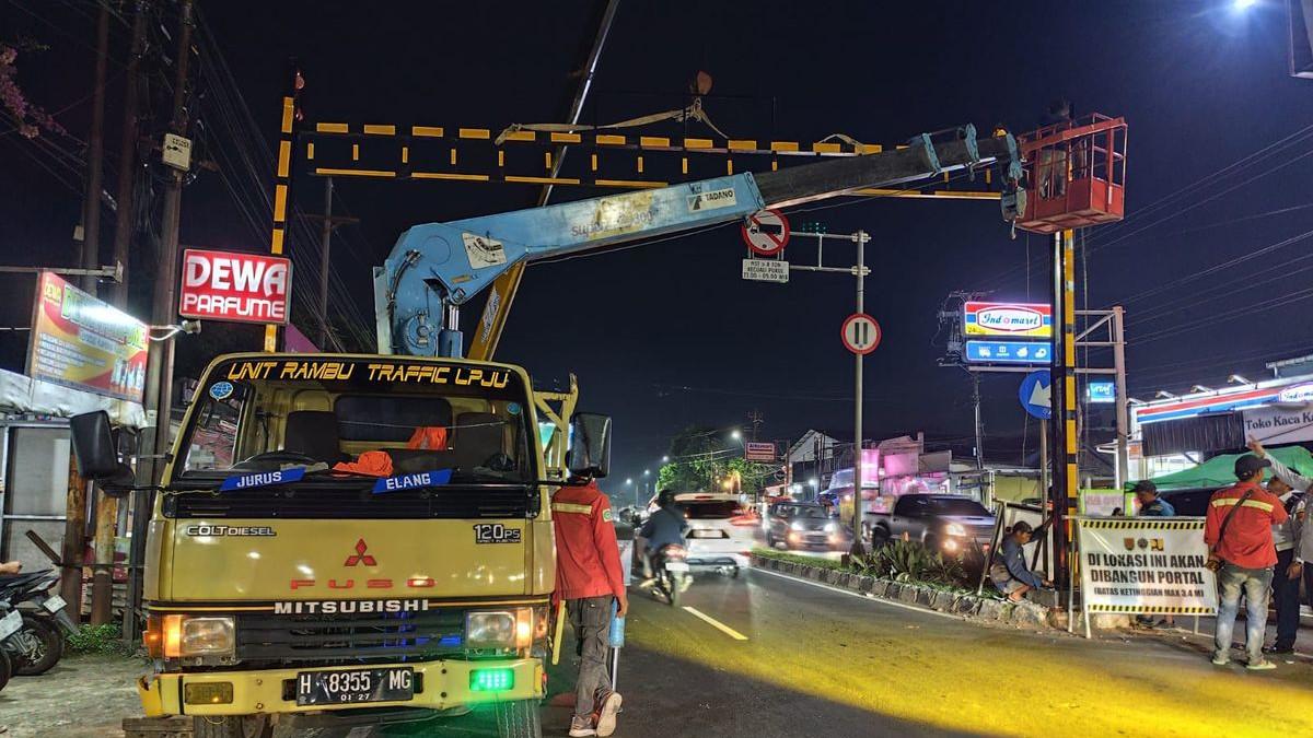 PORTAL CANGGIH - Pemerintah Kota (Pemkot) Semarang resmi memasang portal pembatas kendaraan berat berbasis sistem katrol untuk memperkuat upaya pencegahan kecelakaan di turunan Silayur di ujung Jalan Mochamad Ichsan, Kelurahan Wates, Semarang, Minggu (26/4/2026) malam.