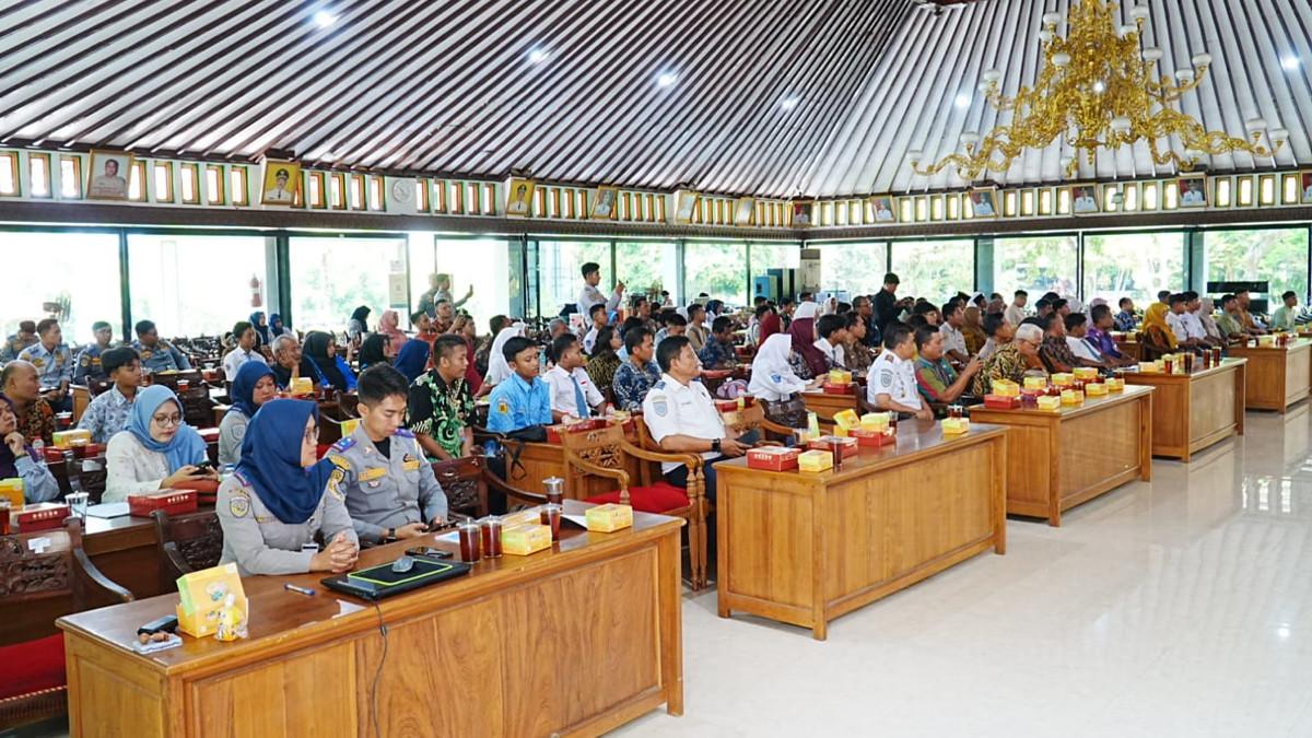 PEMKAB KLATEN - Suasana sosialisasi Pemilihan Pelajar Pelopor Keselamatan Lalu Lintas Angkutan Jalan Kabupaten Klaten Tahun 2026 di Pendopo Pemkab Klaten, Kamis (9/4/2026), diikuti pelajar SMA sederajat se-Kabupaten Klaten.