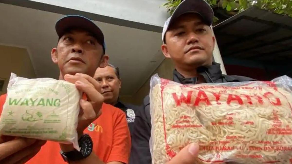 MIE PANGSIT TAWAS - Penampakan mie dan kulit pangsit merek wayang yang digerebek polisi di Kedung Halang Kota Bogor, Sabtu (29/11/2025).