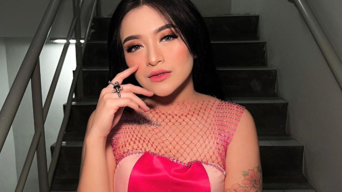 ASMARA NATHALIE HOLSCHER - Nathalie Holscher belum memikirkan pasangan lagi. Ia mengaku cepat ilfeel ketika dekat dengan pria.