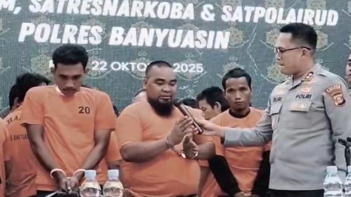 PELAKU PENEMBAKAN DI BANYUASIN - Pengakuan Hadi Siswanto (32) soal asal usul senjata api yang didapat tembak Oberta Parjiman alias Obi (35) hingga tewas di pinggir jalan Desa Tanjung Agung, Kecamatan Banyuasin III, Kabupaten Banyuasin, Selasa (21/10/2025).