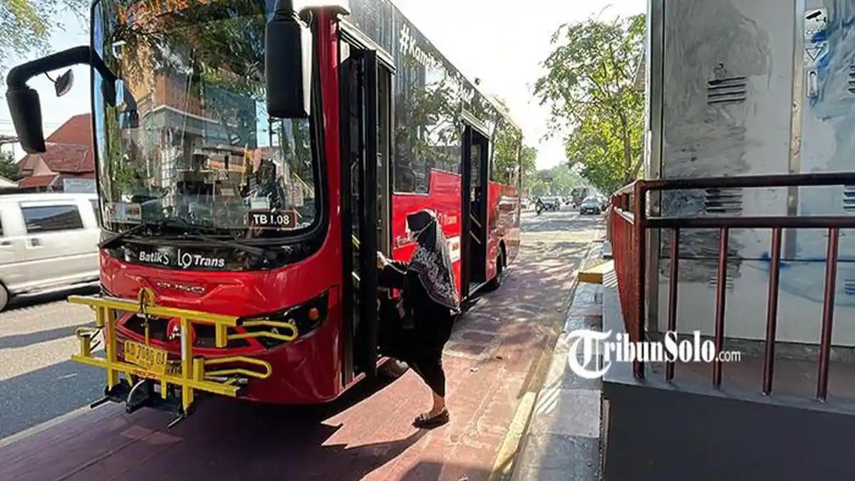TAK TERDAMPAK PERTAMAX - Pengguna Batik Solo Trans (BST) saat menunggu di salah satu halte yang berada di jalan Slamet Riyadi Kota Solo, Kamis (11/6/2026).