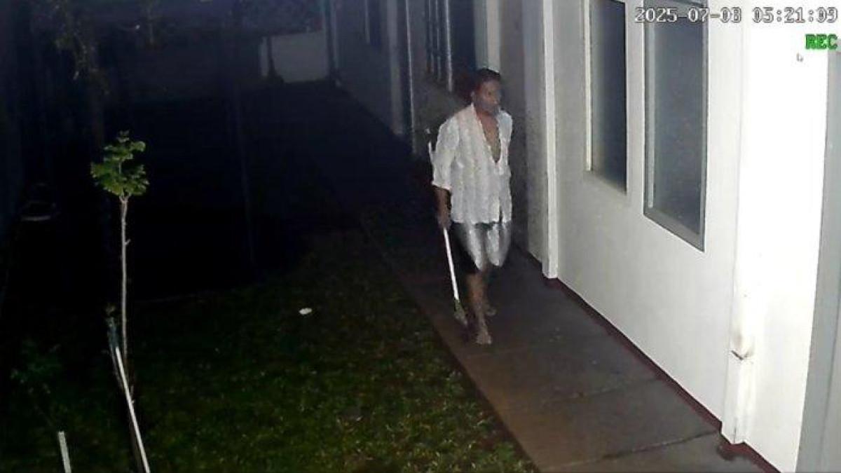 KEANEHAN - Penjaga Kos, Siswanto, mengatakan dirinya sempat menemukan dua hal aneh yang ia lihat di dalam kamar Arya Daru di malam sebelum ditemukan tewas.