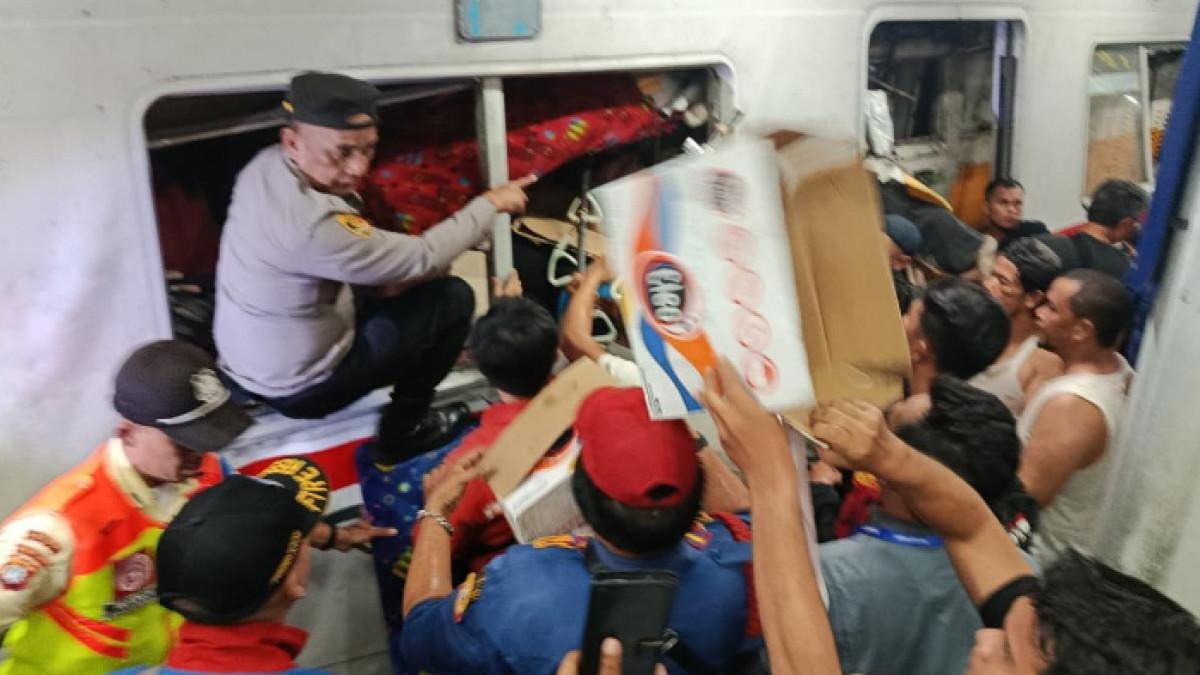 TABRAKAN KERETA - Sejumlah penumpang KRL dievakuasi saat tabrakan dengan kereta api jarak jauh Argo Bromo Anggrek di Stasiun Bekasi Timur, Kota Bekasi, Senin (27/4/2026).