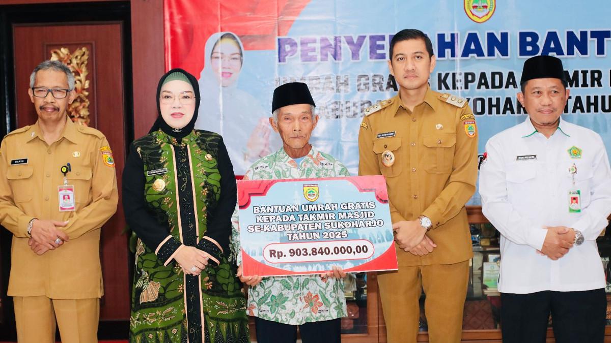 TAKMIR MASJID UMRAH - Penyerahan program umrah dilakukan di Kantor Bupati Sukoharjo pada Selasa (9/12/2025).
