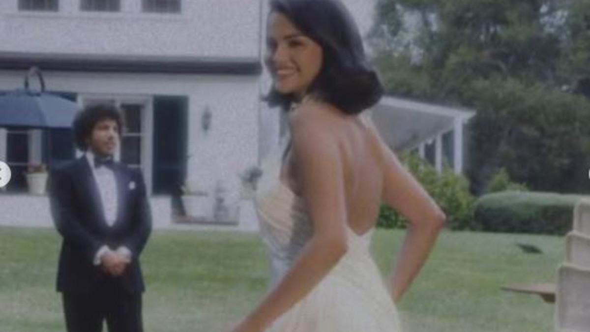 PERNIKAHAN SELENA GOMEZ - Perbandingan kekayaan Selena Gomez dan Benny Blanco yang baru saja menikah