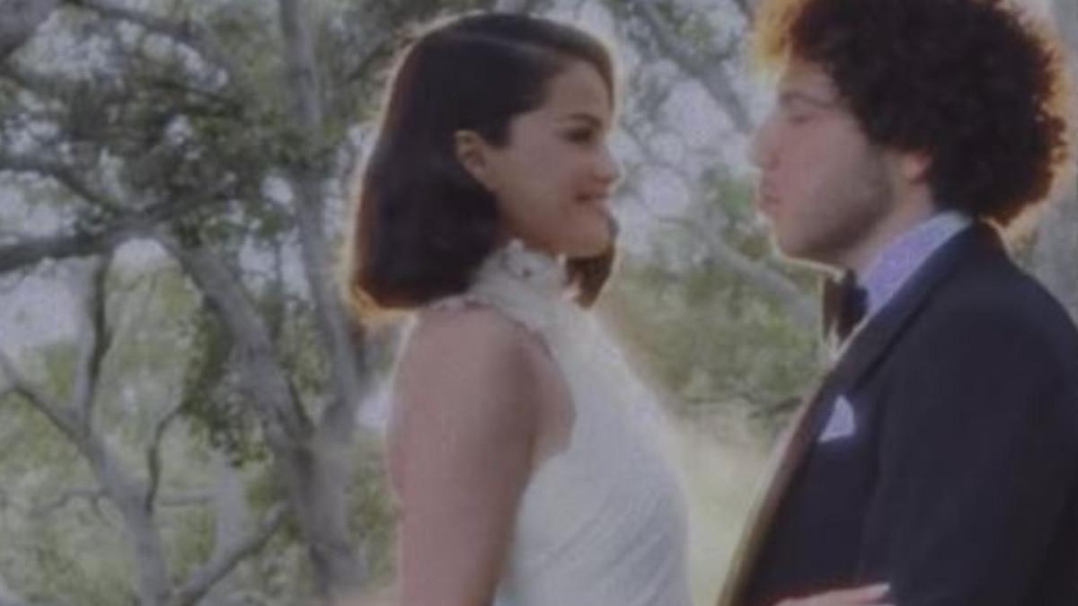PERNIKAHAN SELENA GOMEZ - Perbandingan kekayaan Selena Gomez dan Benny Blanco yang baru saja menikah