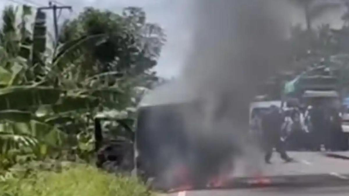 MOBIL BUMN TERBAKAR - Percikan listrik di dekat aki bikin mobil pembawa Rp4,6 miliar terbakar, uang ikut jadi abu.