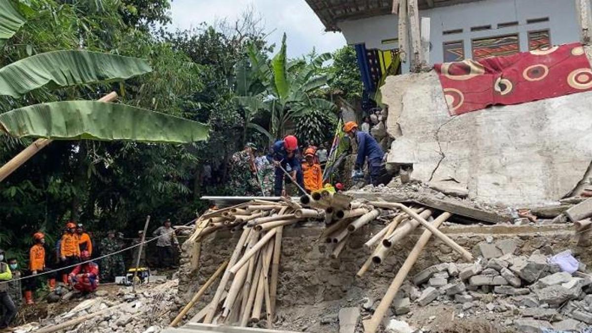 BANGUNAN AMBRUK - Peristiwa tragis terjadi di Ciomas, Bogor, saat sebuah bangunan tiba-tiba ambruk.
