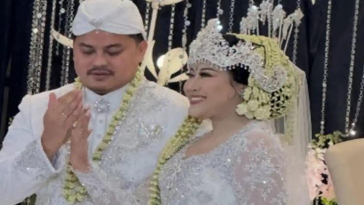 KISAH CINTA BOIYEN - Pernikahan Boiyen dan Rully Anggi Akbar, Sabtu (15/11/2025). Boiyen bercerita soal kisah cinta dengan Rully yang merupakan seorang akademisi.
