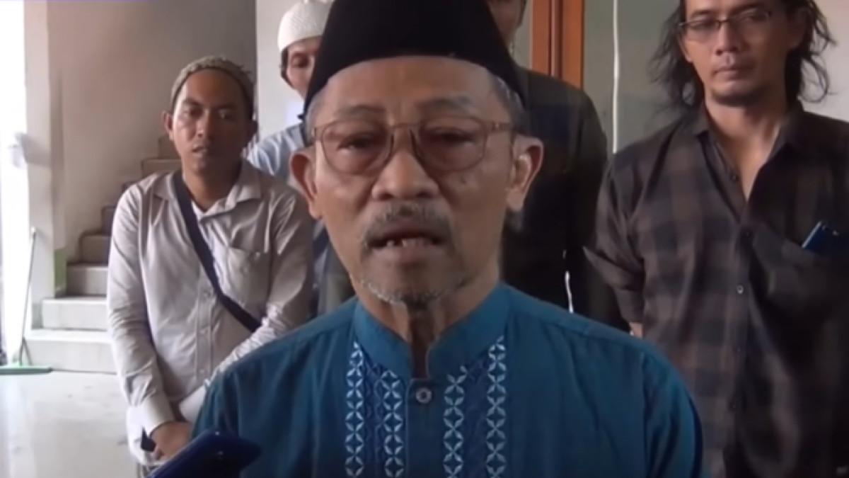 PONPES BUKA SUARA -  Perwakilan Ponpes Al Khoziny, M Zainal Abidin memberikan keterangan kepada awak media terkait insiden ambruknya musala. Dengan suara bergetar, ia meyakini para santri meninggal dalam kondisi husnul khotimah.