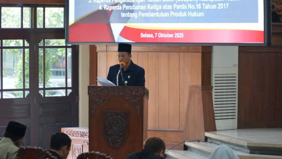 RAPAT DPRD KLATEN - Perwakilan anggota fraksi DPRD Klaten meyampaian Pandangan Umum Fraksi terhadap empat Raperda usulan Pemkab Klaten, Selasa (7/10/2025), di Gedung Paripurna DPRD Klaten.