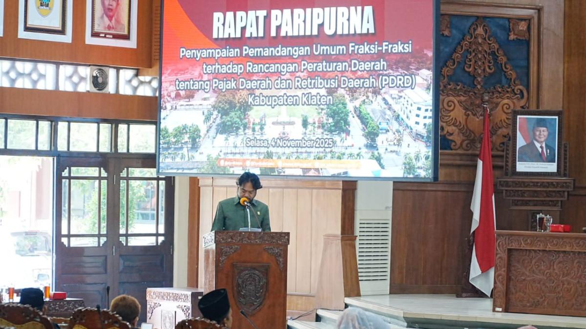 RAPAT DPRD KLATEN - Perwakilan fraksi DPRD Klaten menyampaikan pemandangan umum terhadap Raperda Pajak Daerah dan Retribusi Daerah saat Rapat Paripurna, pada Selasa (4/11/2025) di Gedung Paripurna DPRD Klaten.