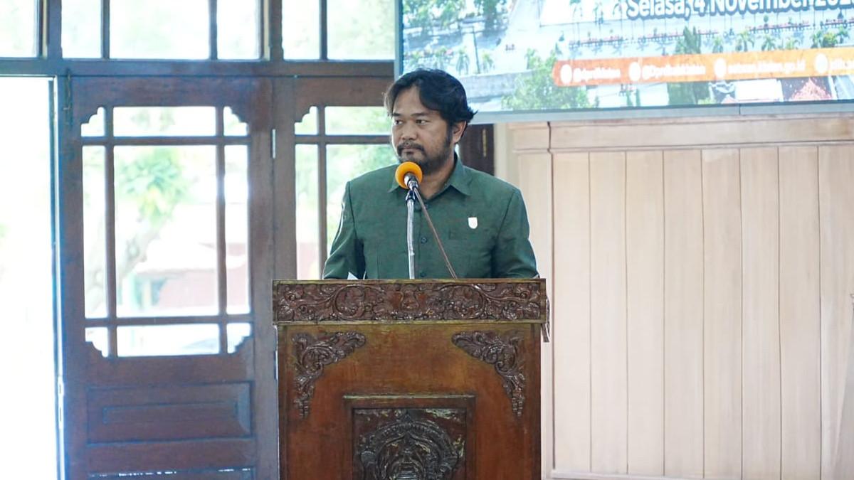 RAPAT DPRD KLATEN - Perwakilan fraksi menyampaikan pemandangan umum fraksi-fraksi terhadap Raperda tentang Pajak Daerah dan Retribusi Daerah (PDRD), Selasa (4/11/2025).