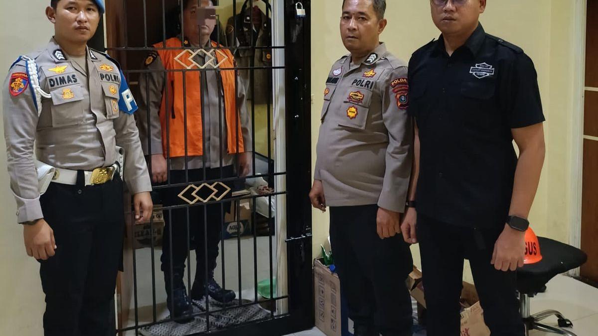 POLISI DIPECAT - Perwira menengah Polda Sumut Kompol DK ditahan di tempat khusus pada Rabu (29/4/2026), pasca video viral menghisap vape atau rokok elektrik mengandung narkoba viral di media sosial.