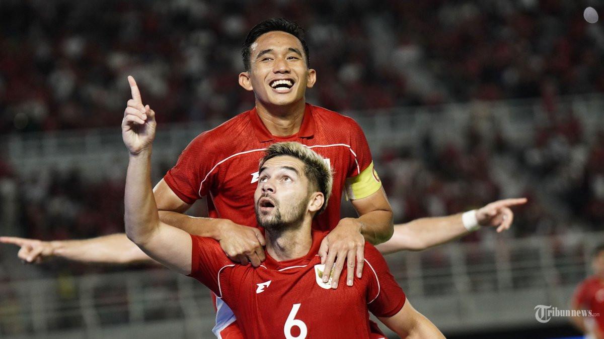 SELEBRASI - Pesepak bola Timnas Indonesia, Sandy Walsh dipeluk rekannya, Rizki Ridho setelah mencetak gol ke gawang China Taipei dalam pertandingan FIFA Matchday di Stadion Gelora Bung Tomo, Surabaya, Jumat (5/9/2025) malam. Timnas Indonesia berhasil menang telak atas China Taipei dengan skor akhir 6-0.