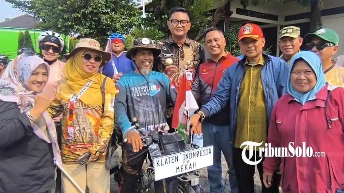 GOWESER KLATEN - Pesepeda asal Klaten Purgiyanto (55) saat ditemui Jumat (22/5/2026). Ia mengaku siap bersepeda menuju Mekkah.