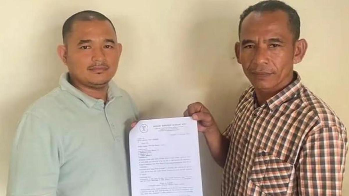 PETERNAK GUGAT PLN - Peternak ayam Muhammad Hatta bersama kuasa hukumnya, Miswar menunjukkan gugatan perdata yang dilayangkan ke PN Blangpidie imbas 18 ribu ekor ayamnya mati karena pemadaman listrik.