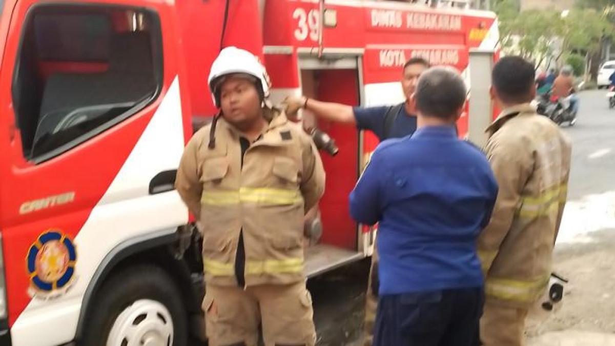 DAMKAR - Petugas Dinas Pemadam Kebakaran (Damkar) Kota Semarang mendatangi lokasi Jalan WR Supratman, Ngemplak, Simongan, Kecamatan Semarang Barat, Kamis (23/4/2026).