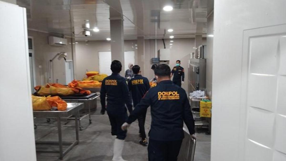 KORBAN KECELAKAAN BUS - Petugas Rumah Sakit Bhayangkara Moh Hasan Palembang mengangkut kantong jenazah korban lakalantas maut Bus ALS dengan truk tangki di Muratara, Kamis (7/5/2026) subuh. Proses identifikasi oleh tim DVI Polri dibantu oleh 7 orang dokter forensik.