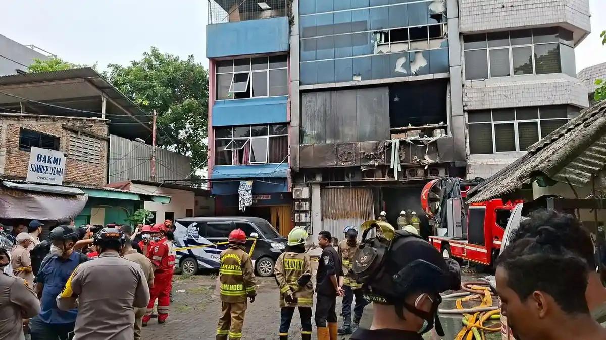 KEBAKARAN - Petugas berjibaku memadamkan kebakaran di gedung Terra Drone yang berlokasi di Jalan Letjen Suprapto Blok A19, Cempaka Putih Utara, Jakarta Pusat pada Selasa (9/12/2025). Diduga, penyebab kebakaran itu terjadi akibat keberadaan baterai terbakar di lantai 1 gedung tersebut.
