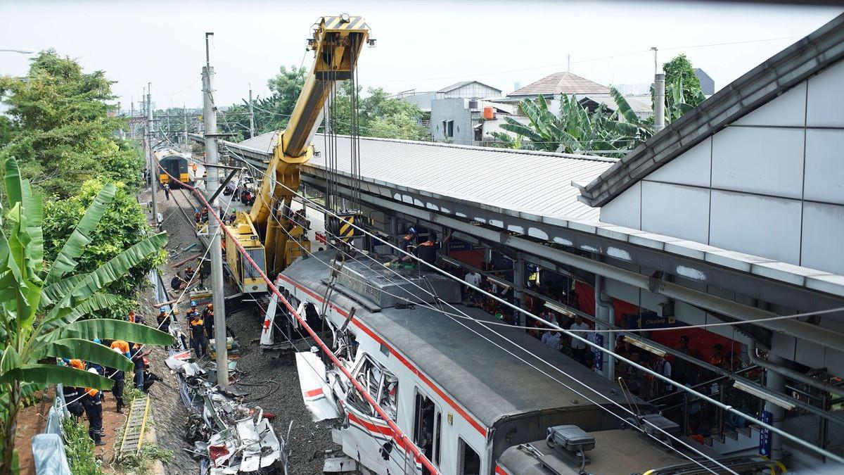 TABRAKAN KERETA - Petugas berusaha memindahkan gerbong kereta yang hancur akibat KRL Commuter Line ditabrak oleh kereta api jarak jauh Argo Bromo Anggrek di Stasiun Bekasi Timur, Kota Bekasi, Selasa (28/4/2026).