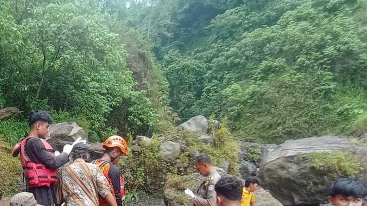 MAHASISWA HANYUT - Petugas dari BPBD Kendal, dibantu relawan dan masyarakat sedang mencari korban.