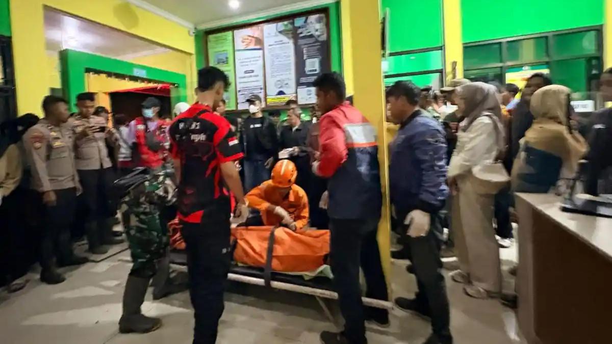 KORBAN DIEVAKUASI - Petugas gabungan mengevakuasi jenazah mahasiswa KKN UIN Walisongo Semarang yang hanyut ke Puskesmas 1 Singorojo Kendal, Selasa (4/11/2025). Pencarian hingga petang ini dihentikan sementara, dan dilanjutkan esok hari.